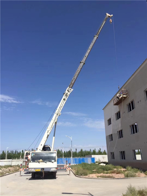邓州市“轻装强干”—— 吊车的 “轻量化臂架” 技术